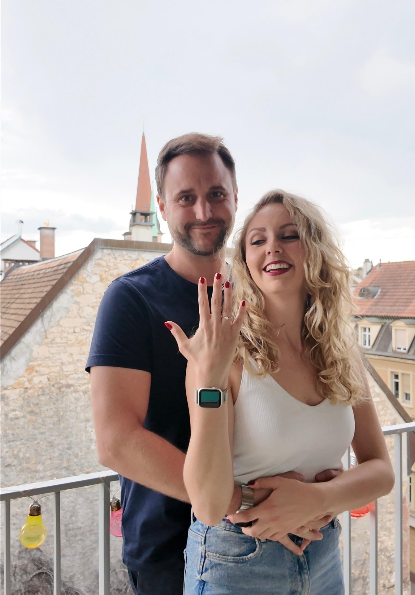 Ronja zeigt ihren Verlobungsring