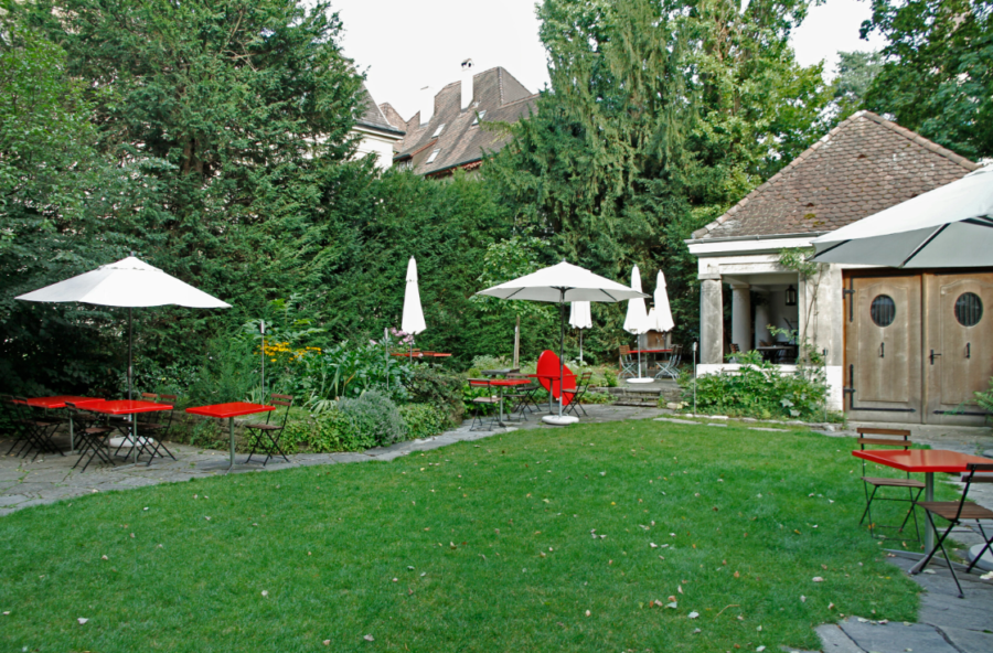 Garten mit Pavillon und Sitzecken zwischen Bäumen